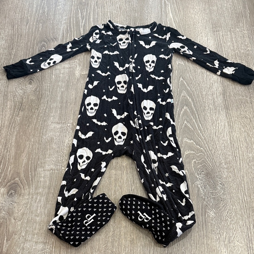 Posh Peanut Black Skull and Bat Kids Footie 2t